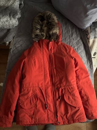 Abrigo naranja con capucha y pelo