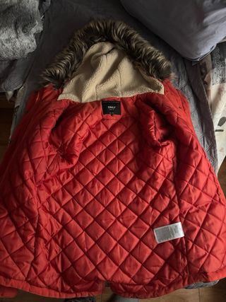 Abrigo naranja con capucha y pelo