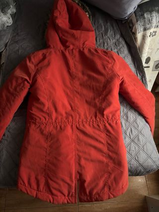 Abrigo naranja con capucha y pelo