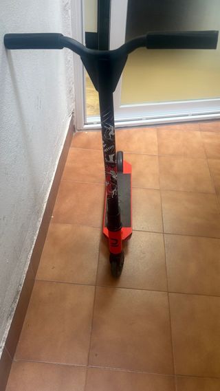 Patinete infantil rojo, no se ha usado casi nunca.