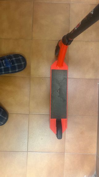 Patinete infantil rojo, no se ha usado casi nunca.