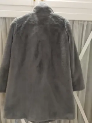Chaquetón de pelo gris