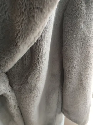 Chaquetón de pelo gris