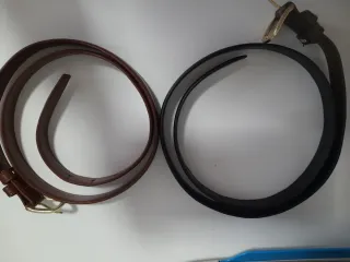 Cinturones negros y marrones con hebilla dorada