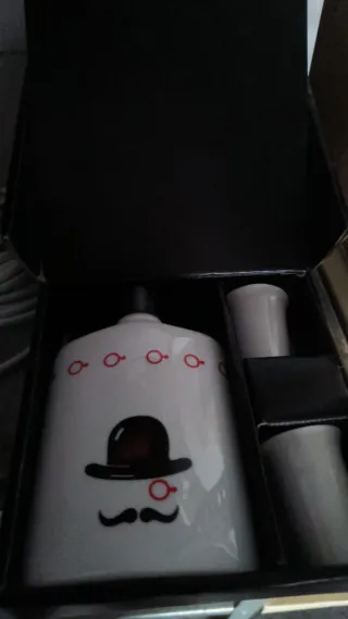 Petaca y vasos de cerámica y cristal