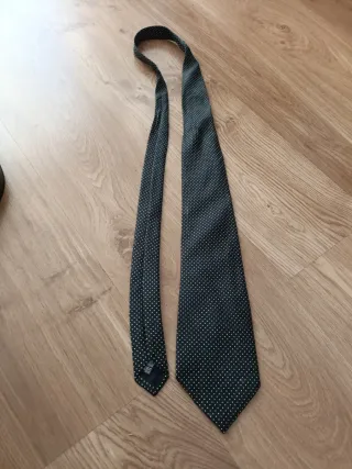 Corbata de seda negra con puntos blancos