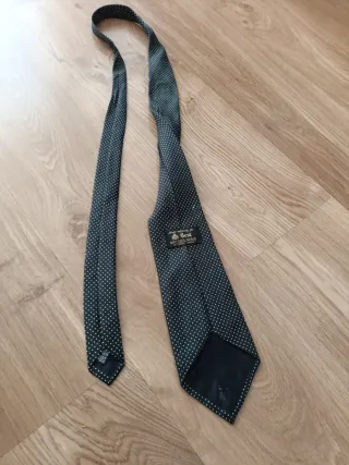 Corbata de seda negra con puntos blancos