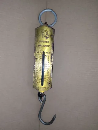 Báscula de bolsillo y plomada de latón