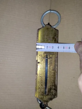 Báscula de bolsillo y plomada de latón