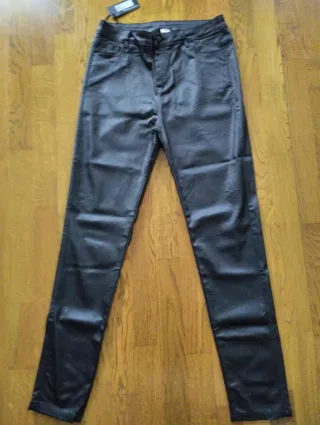 Pantalones efecto piel mujer