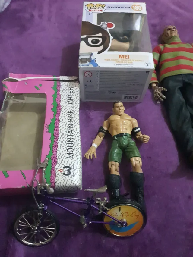 Lote de Figuras de Ação + Acender Bicicleta