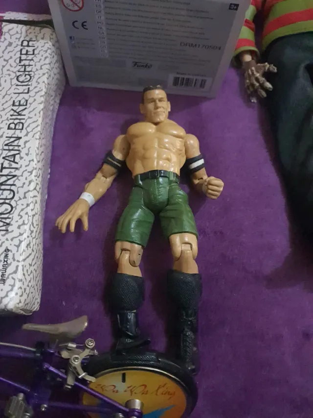 Lote de Figuras de Ação + Acender Bicicleta