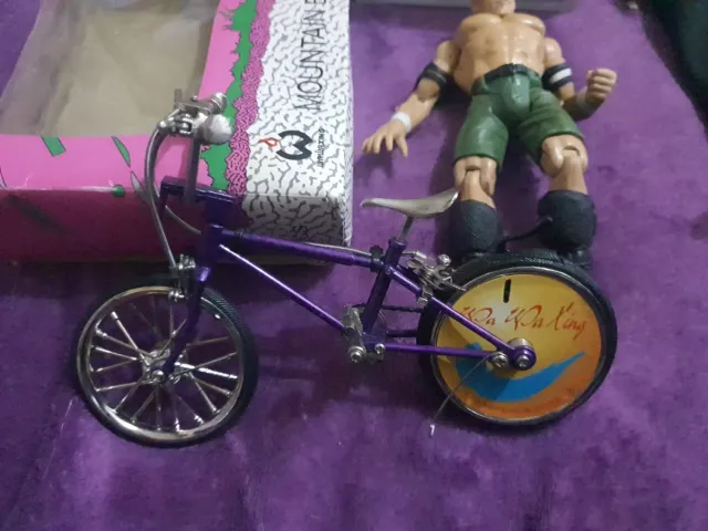 Lote de Figuras de Ação + Acender Bicicleta