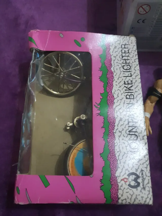 Lote de Figuras de Ação + Acender Bicicleta