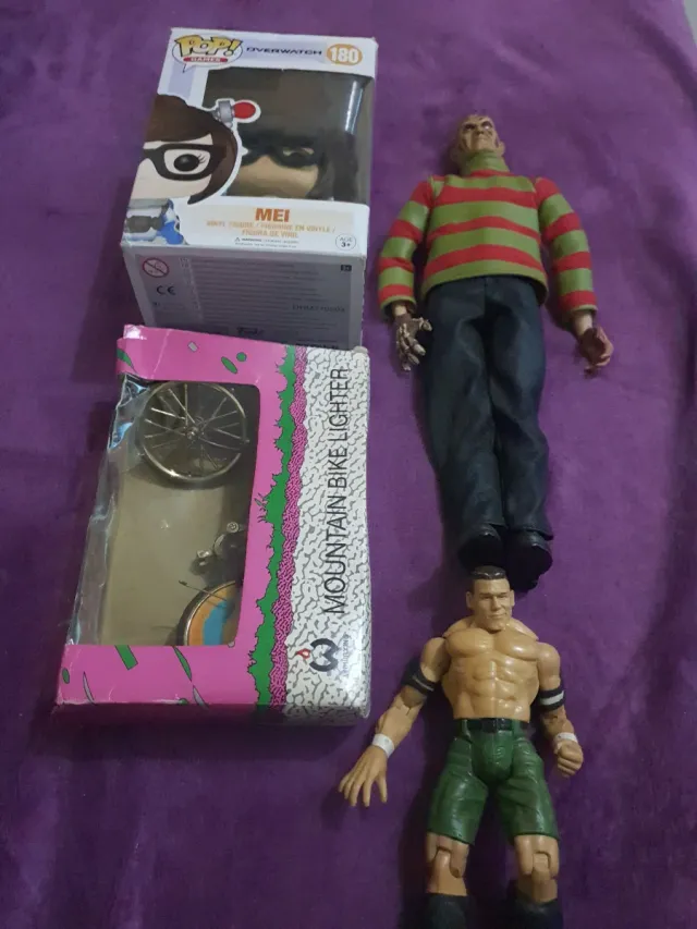 Lote de Figuras de Ação + Acender Bicicleta