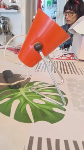 Lampada da tavolo arancione e argento