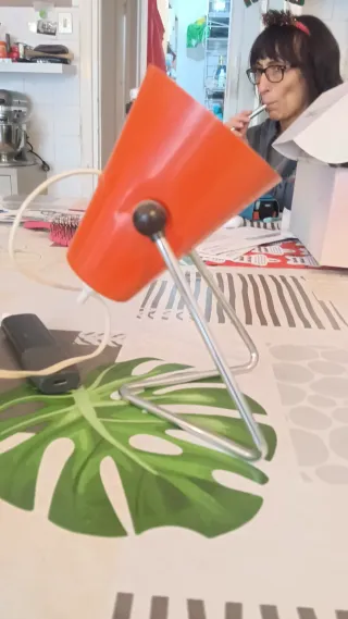 Lampada da tavolo arancione e argento