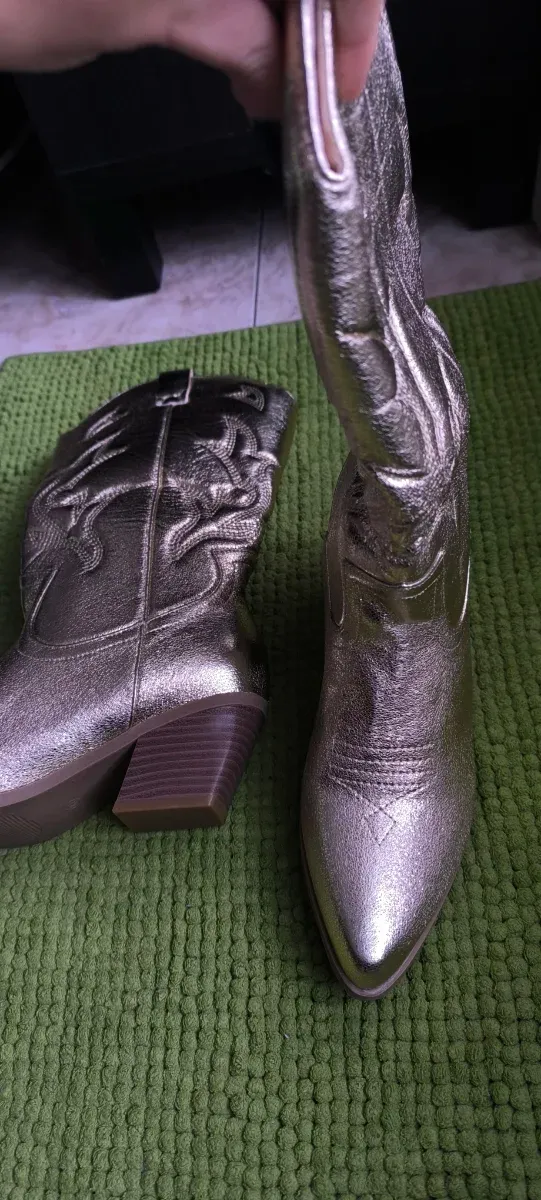Botas camperas douradas metalizadas
