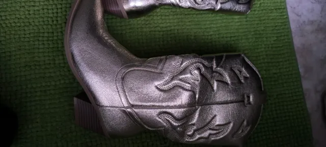 Botas camperas douradas metalizadas