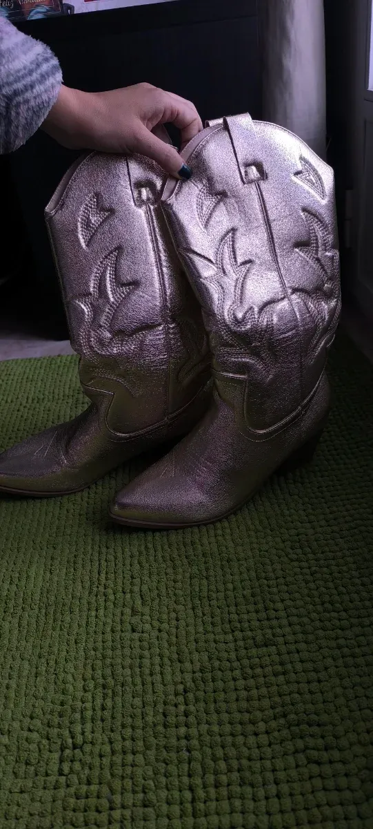 Botas camperas douradas metalizadas