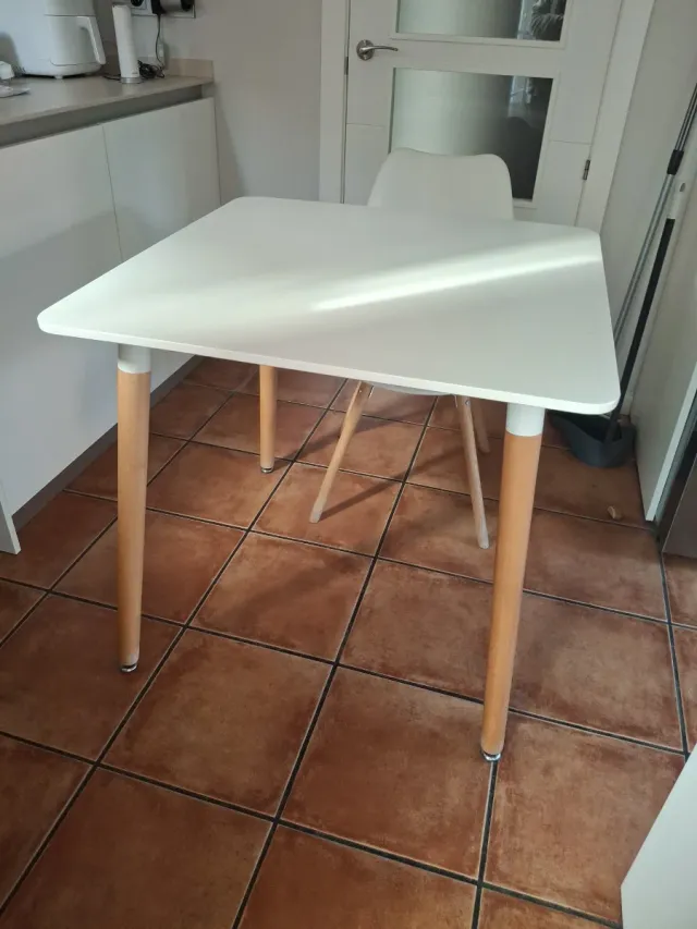 Tavolo da cucina bianco e in legno