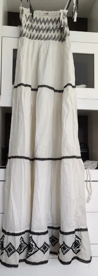 Vestido blanco y negro con bordado