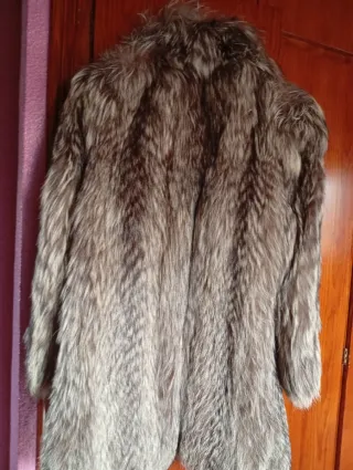 Abrigo de pieles marrón y gris. Usado dos veces