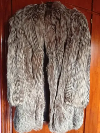 Abrigo de pieles marrón y gris. Usado dos veces