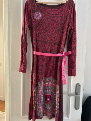 Vestido Desigual estampado burdeos y rosa