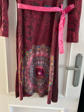 Vestido Desigual estampado burdeos y rosa