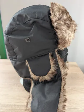Gorro de nieve negro con orejeras