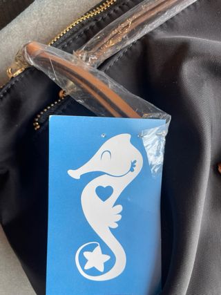 Bolso negro con etiqueta