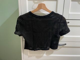 Camiseta rejilla Bershka negra