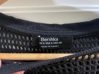 Camiseta rejilla Bershka negra