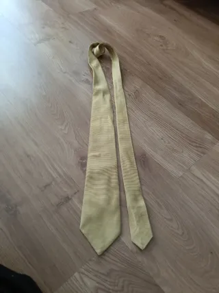 Corbata de seda dorada