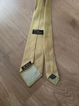Corbata de seda dorada