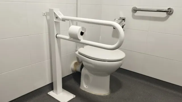 Barra apoyo baño minusválidos y toallero adaptado