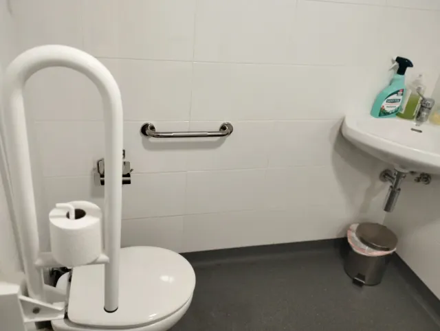 Barra apoyo baño minusválidos y toallero adaptado