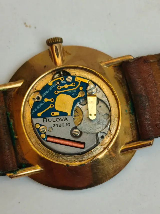 Reloj Bulova Cuarzo Dorado