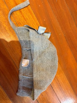 Gorro de punto gris con pompón y lazo