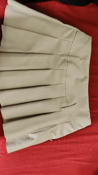 Mini falda plisada beige con pantalón corto abaj