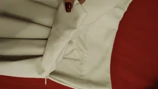 Mini falda plisada beige con pantalón corto abaj