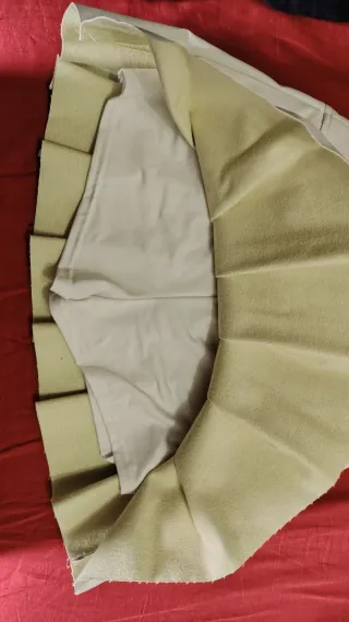 Mini falda plisada beige con pantalón corto abaj