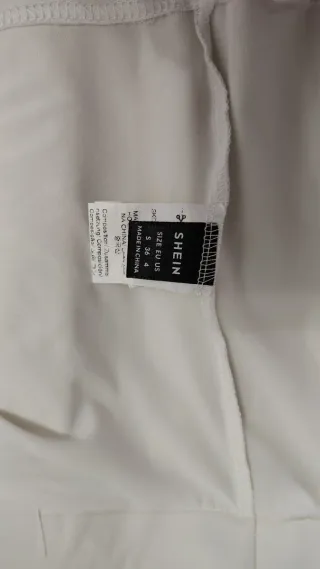 Mini falda plisada beige con pantalón corto abaj