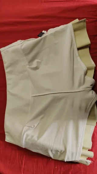 Mini falda plisada beige con pantalón corto abaj