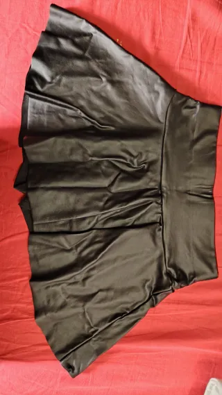 Mini falda plisada beige con pantalón corto abaj