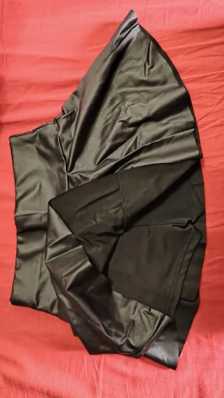 Mini falda plisada beige con pantalón corto abaj