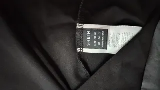 Mini falda plisada beige con pantalón corto abaj