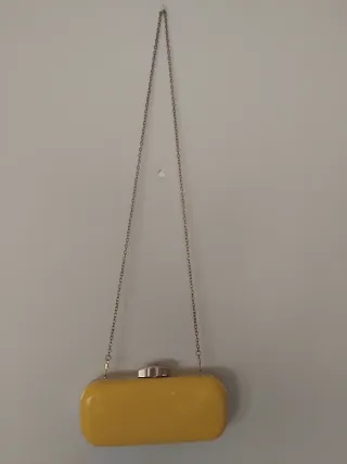 Bolso de mano amarillo con cadena