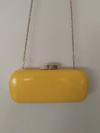 Bolso de mano amarillo con cadena